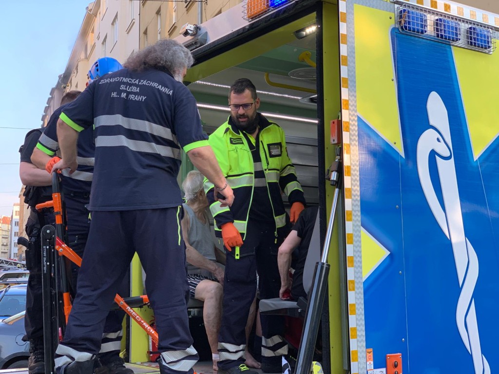 D8PIUHwXkAAMckN.jpg large