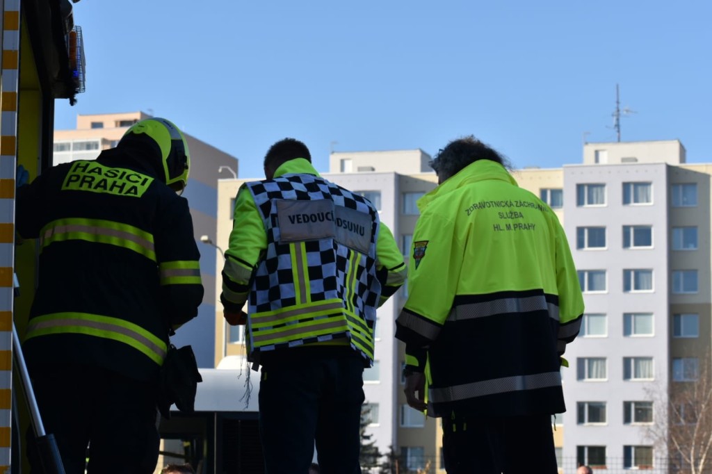 EK7vAsVXkAUVKNu.jpg large