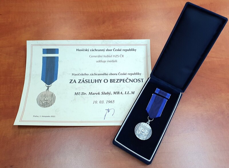 MUDr.Marek-Slaby-obdrzel-vyznamenani-HZS-CR-Za-zasluhy-o-bezpecnost