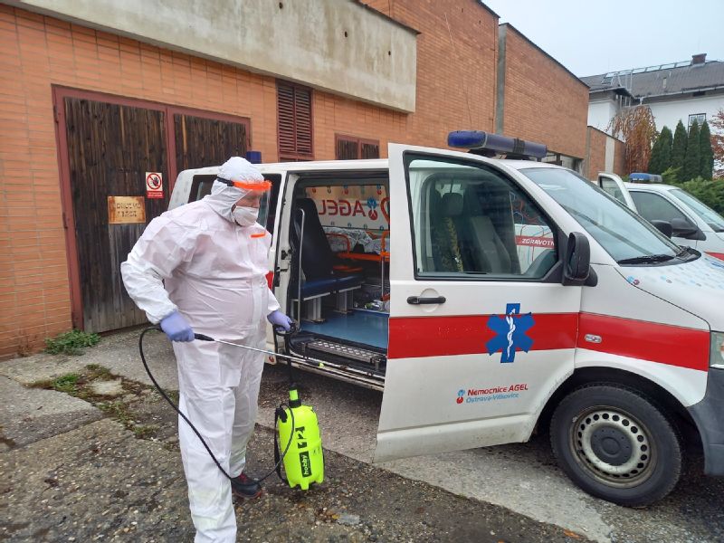 po-kazdem-infekcnim-pacientovi-se-musi-cela-sanitka-vydezinfikovat-4